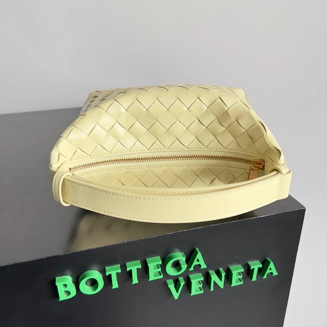 Batch 1360 It is predicted that BV Bottega’s lunch bag will be popular again this year. The entire bag is made of top nappa lambskin, which is very soft and lightweight. It also uses the intrecciato weaving process that the two founders spent several months developing from the beginning of the brand. It is completely hand-woven by Italian craftsmen. It perfectly reflects the craftsmanship of Bottega. The entire bag shape is also a very practical and popular lunch box bag type. The slightly curved arc of the bag mouth can also better fit our wrists. Style number: 754443 Size: 22*13*9